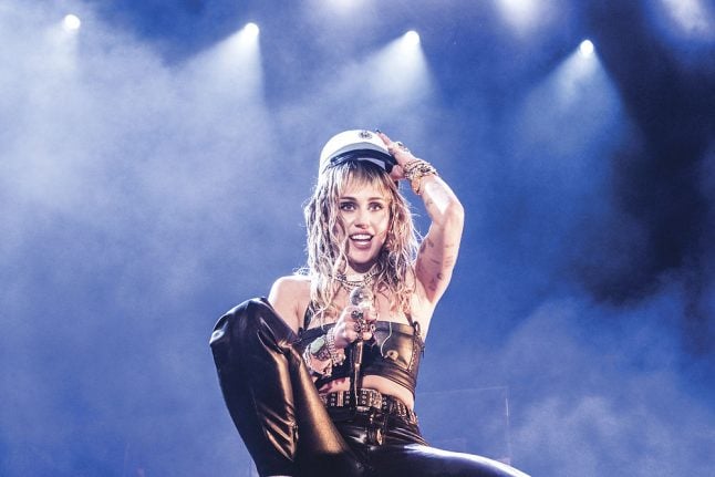 Miley Cyrus wears Danish ‘student cap’ at Odense concert