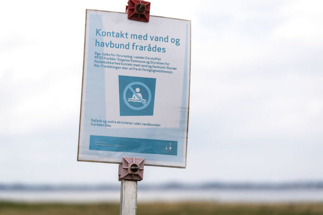 A sign at a field in Korsør warning of high PFOS concentrations in August 2021. Local authorities want the government to set national limits for pollution with the chemical after it was discovered in wastewater and soil. 