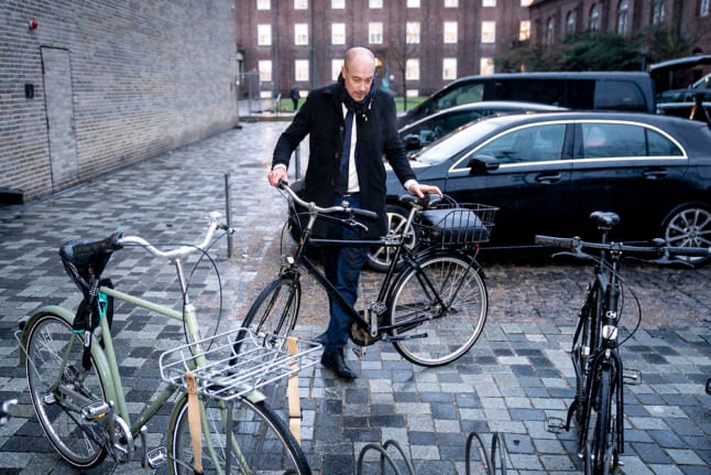 Danish Health Minister Magnus Heunicke arrives by bicycle on January 4th 2022 to attend the ongoing official inquiry over the government's management of the so-called 
